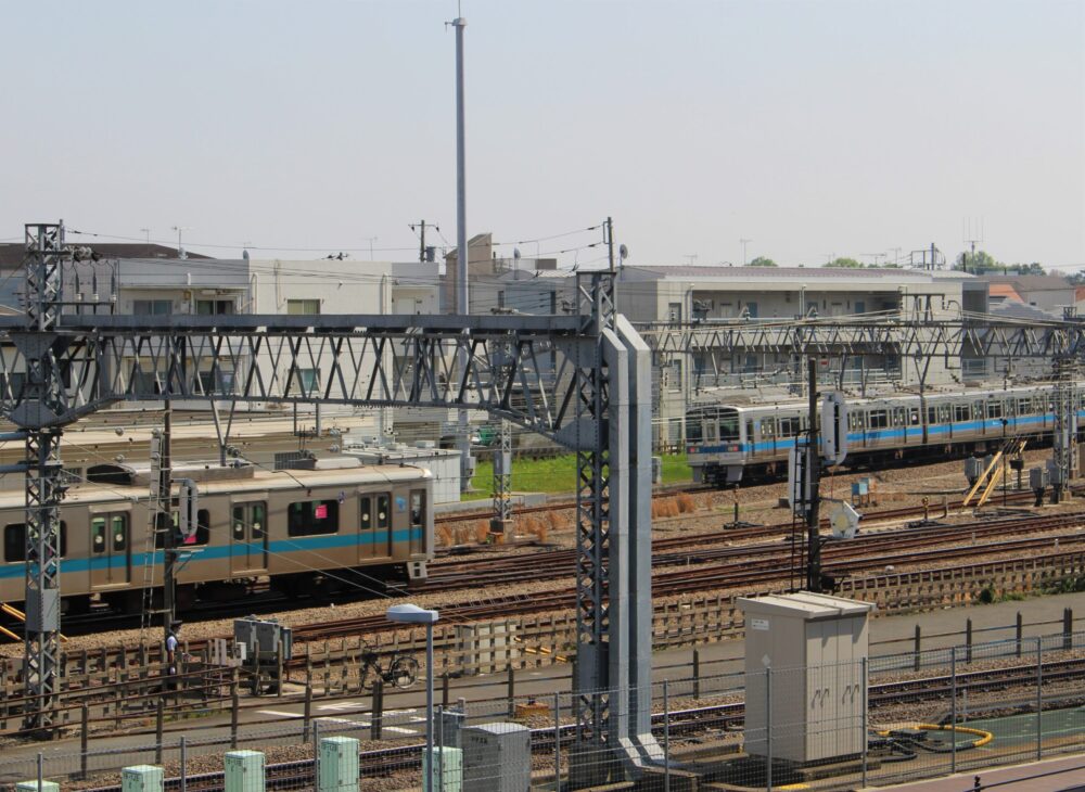 相模大野駅で見える小田急線の通勤電車